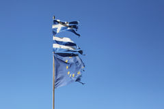 drapeau-déchiré-d-union-grecque-et-européenne-34499566